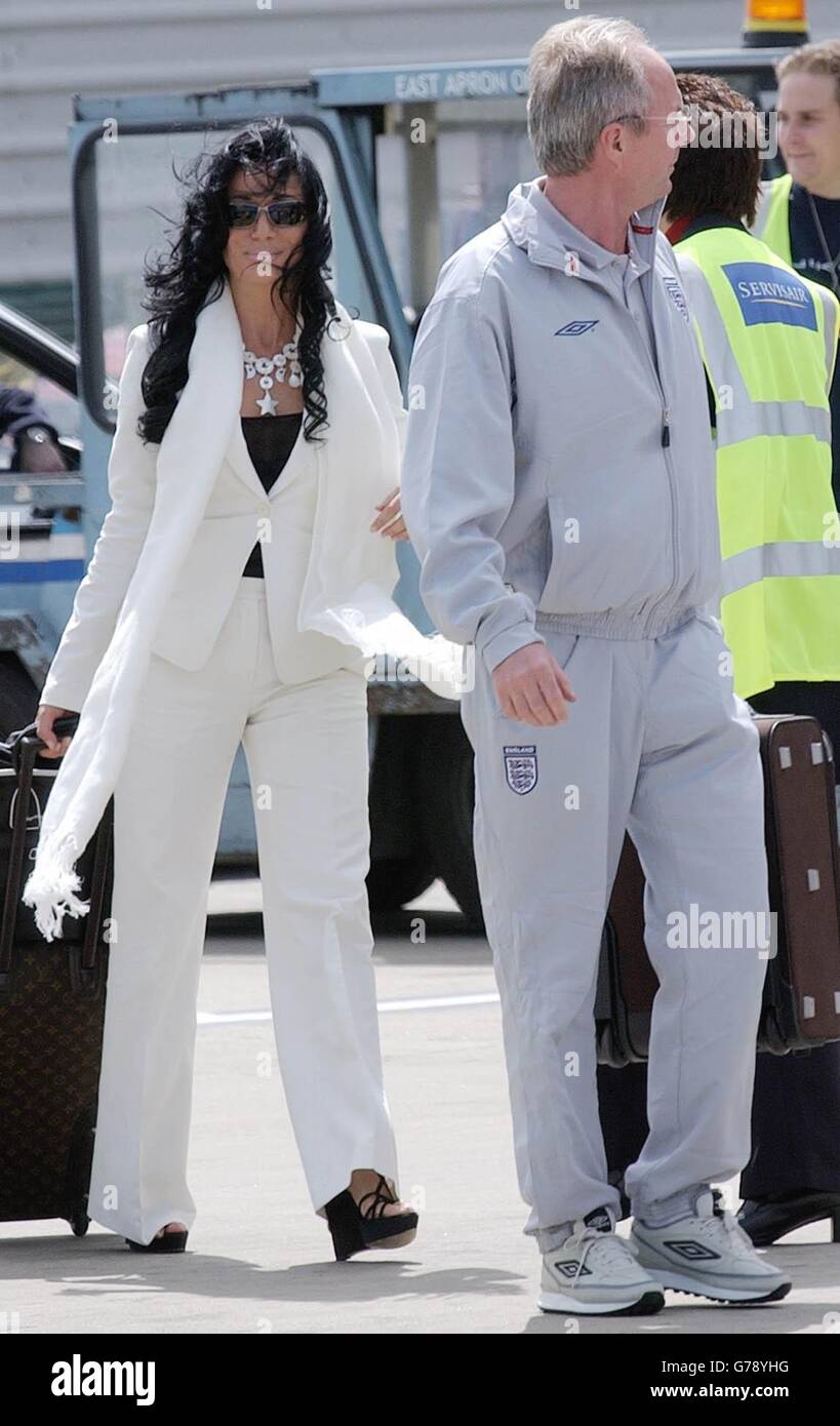 England coach Sven-Goran Eriksson and partner Nancy Dell'Ollio board their aircraft at Luton Airport for La Manga in Spain, where the England team have set up their training camp for their game against Serbia and Montenegro Stock Photo