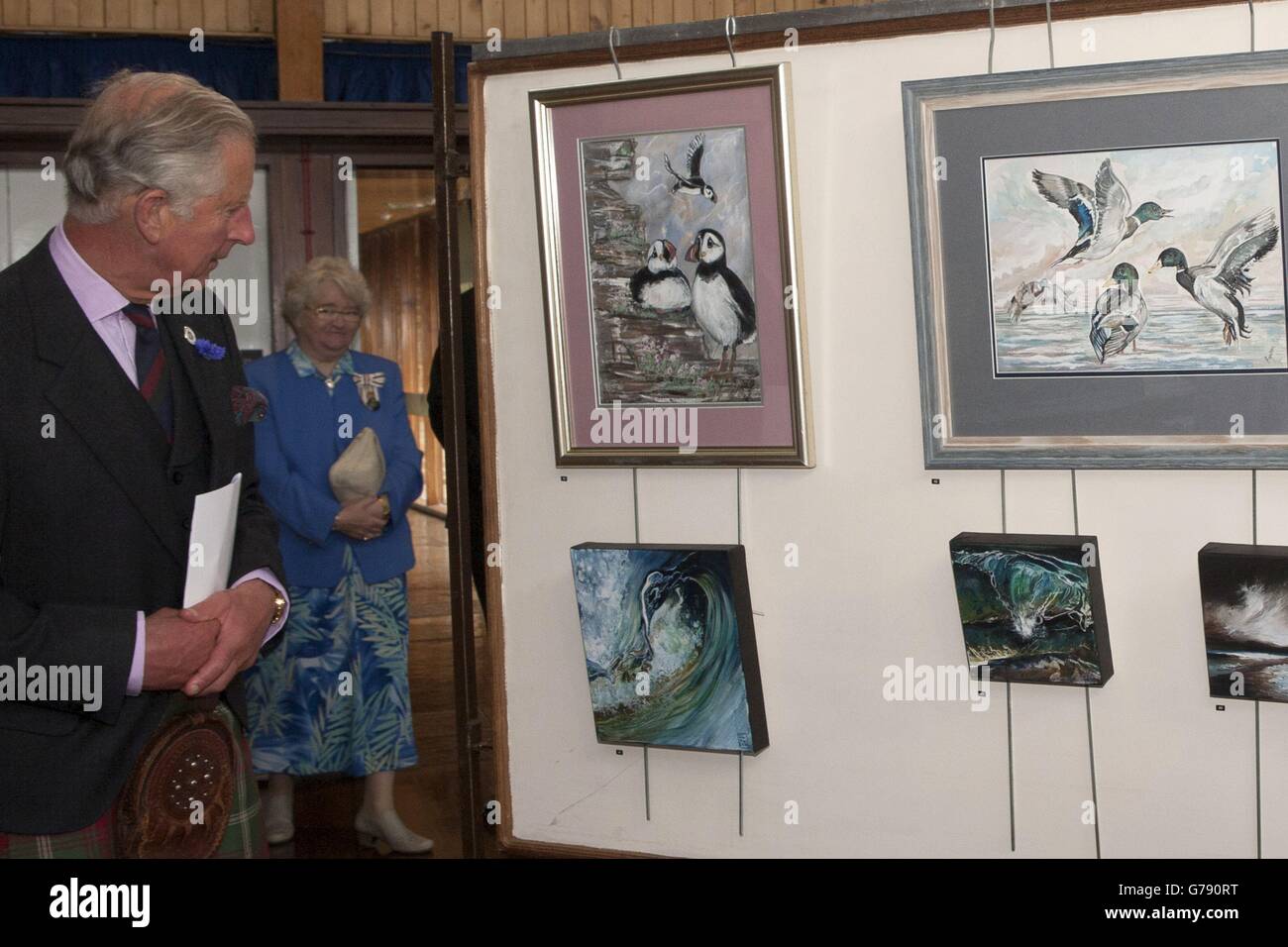 The Duke of Rothesay studies some of the works by Elaine Rapson Grant, during a visit to the Society of Caithness Artists' exhibition at Thurso High School. Stock Photo