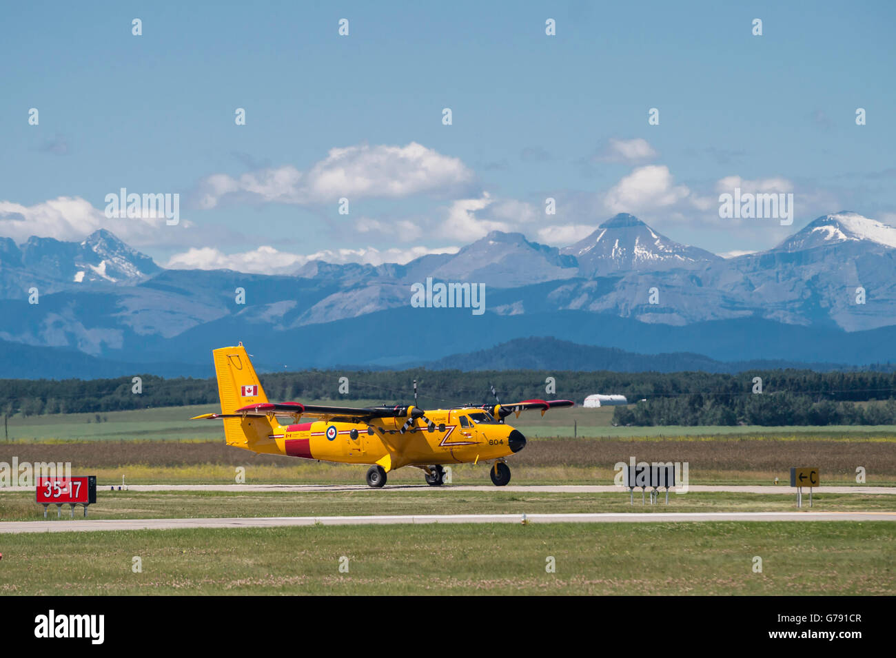 De Havilland Canada DHC-6-300 Twin Otter, Wings over Springbank, with Rocky Mountains, Springbank Airshow, Alberta, Canada Stock Photo