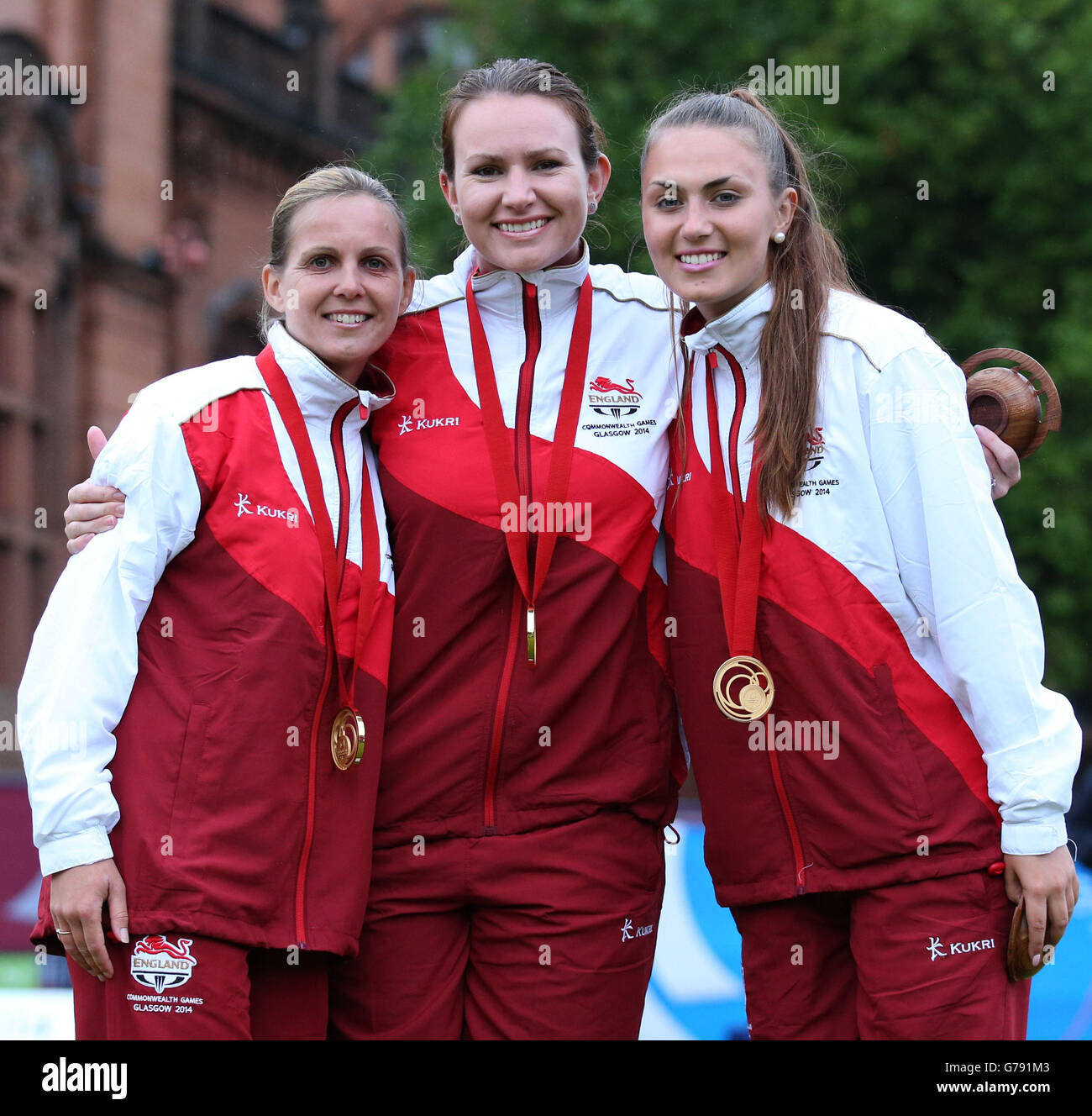 England's (left-right) Ellen Falkner,Sian Gordon and Sophie Tolchard kiss their gold medals after winning the Women's Triples match against Australia at Kelvingrove Lawn Bowls Centre, during the 2014 Commonwealth Games in Glasgow. Stock Photo