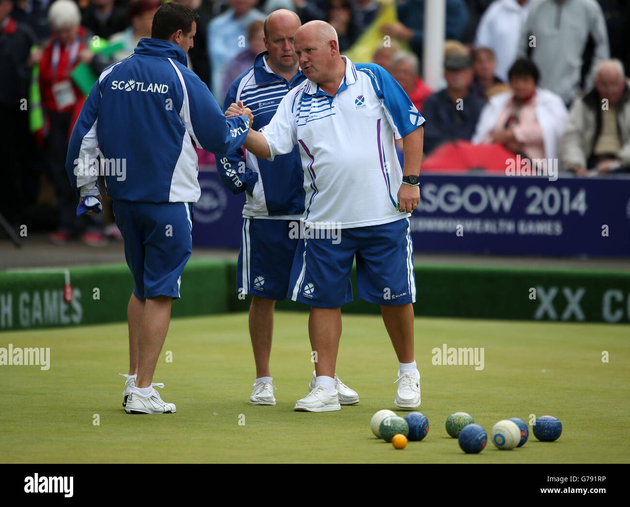 Scotland's (left-right) Neil Speirs shakes hands with Alex Marshall as they celebrate a shot in their Semi-final Men's Fours match against Australia at Kelvingrove Lawn Bowls Centre, during the 2014 Commonwealth Games in Glasgow. Stock Photo