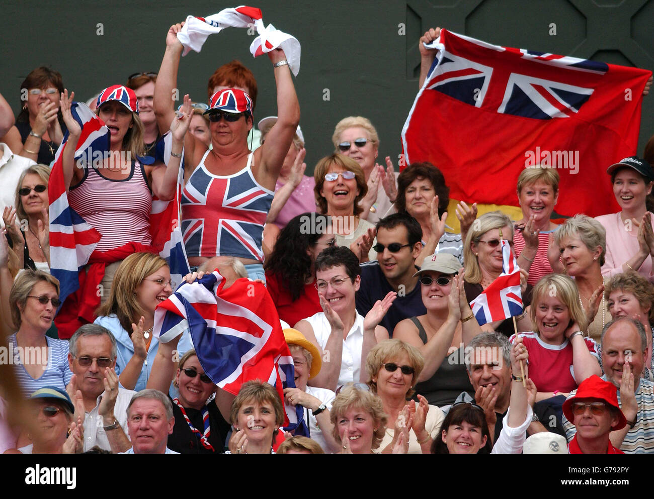 Tennis - Wimbledon Tennis Championships - Men's Quarter Finals - Tim Henman v Sebastien Grosjean Stock Photo