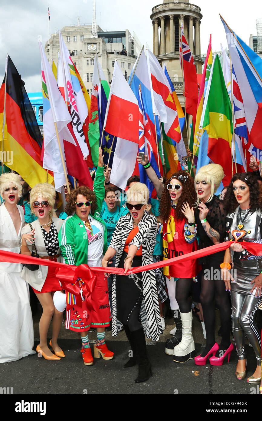 London, UK. 25th June 2016. Joanna Lumley and Jennifer Saunders from Absolutely Fabulous cutting the ribbon to start the parade at the Pride London Parade in London where the theme is #nofilter Credit:  Paul Brown/Alamy Live News Stock Photo