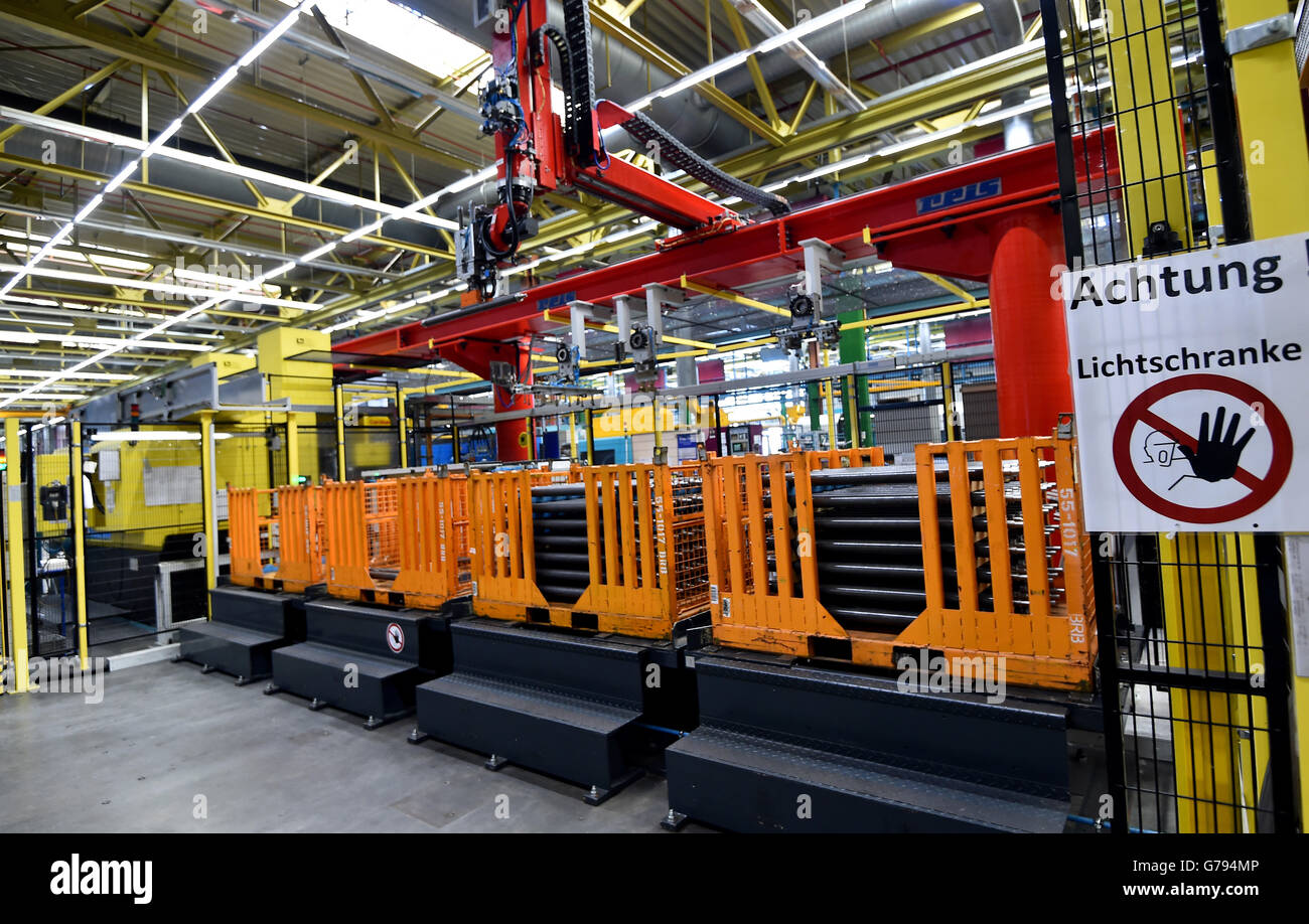 A production robot equips a milling machine in the factory of Heidelberger Druckmaschinen AG in Brandenburg on the Havel, Germany, 23 June 2016. The location in Brandenburg celebrates its 25th anniversary on 25 June 2016. Here, nearly 500 employees produce around 40 percent of all offset printing marchine parts. Photo: Bernd Settnik/dpa Stock Photo