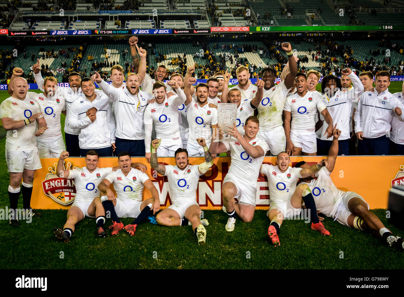 Sydney, Australia. 25 June, 2016. The English rugby team celebrate victory  over Australia in the third and final rugby union Test match. England won  the final match 44-40 at Allianz Stadium and