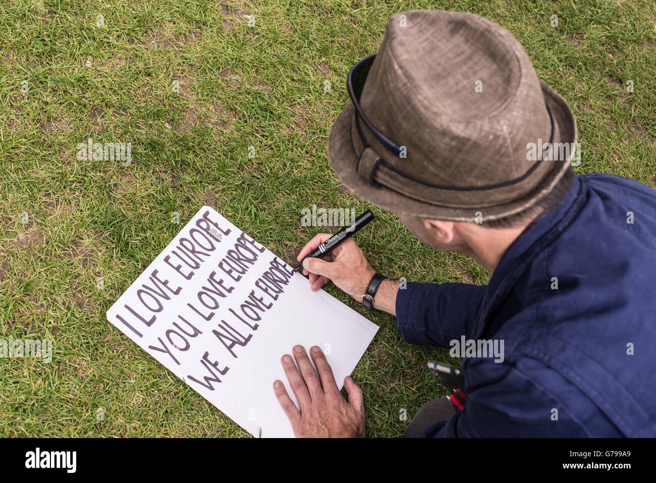 Westminster, London, UK. 25th June, 2016. Man writing 'I love Europe' on a poster as part of protests against Brexit in front of the House of Parliament in London, UK. Nicola Ferrari /Alamy Live News Stock Photo