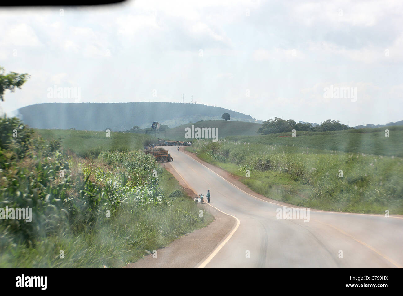 Jinja, Uganda. 25th, June, 2016. Pestrians pictured on a misty Kampala