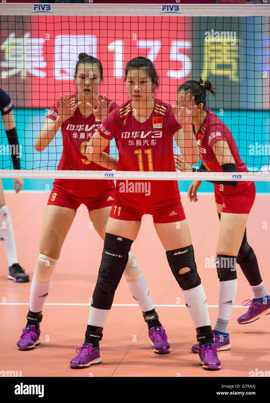 Hong Kong, Hong Kong S.A.R, China. 26th June, 2016. The Chinese team poised for the next point. Centre YUNLI XU. FIVB Volleyball World Grand Prix Hong Kong 2016. USA secure a 3-0 win over China at the Hong Kong Coliseum with scores of 25-19, 25-21, 25-17 © Jayne Russell/ZUMA Wire/Alamy Live News Stock Photo