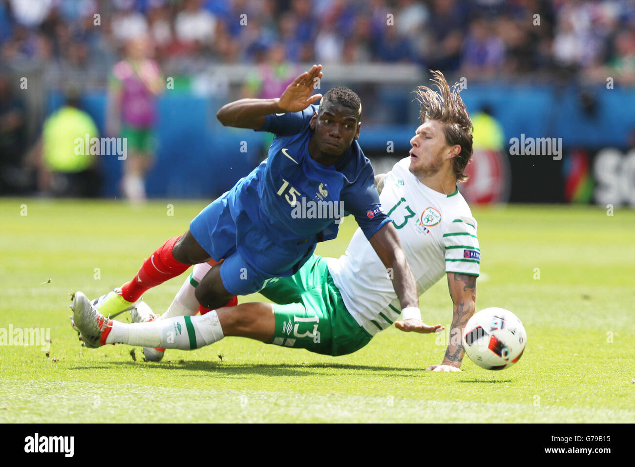 (160626) -- LYON, June 26, 2016 (Xinhua) -- France's Paul Pogba (L) and Ireland's Jeff Hendrick vie for the ball during the Euro 2016 round of 16 football match between France and Republic of Ireland in Lyon, France, June 26, 2016. (Xinhua/Bai Xuefei) Stock Photo