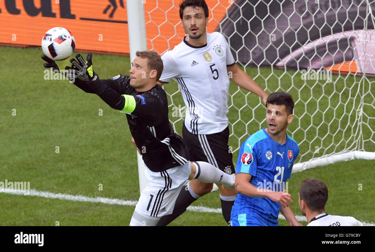 Lille, France. 26th June, 2016. goalkeeper Manuel Neuer (L-R) of Germany makes a save next Mats Hummels of Germany, Jimmy Durmaz of Slovakia and Jonas Hector of Germanychallenge for the ball during the UEFA EURO 2016 Round of 16 soccer match between Germany and Slovakia at the Pierre Mauroy stadium in Lille, France, 26 June 2016. Photo: Peter Kneffel/dpa/Alamy Live News Stock Photo