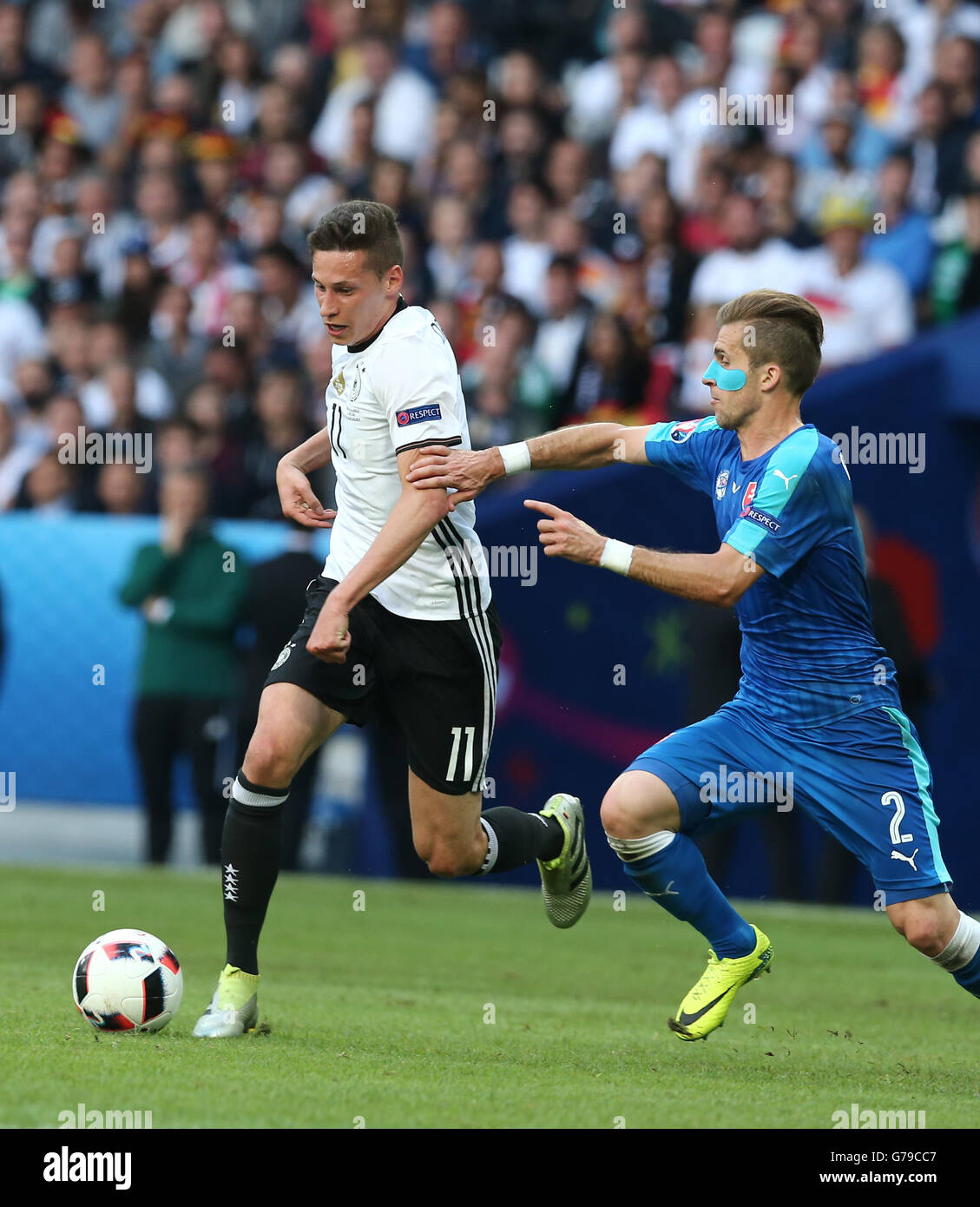 Lille, France. 26th June, 2016. Julian Draxler (L) of Germany competes during the Euro 2016 round of 16 football match between Germany and Slovakia in Lille, France, June 26, 2016. Credit:  Zhang Fan/Xinhua/Alamy Live News Stock Photo