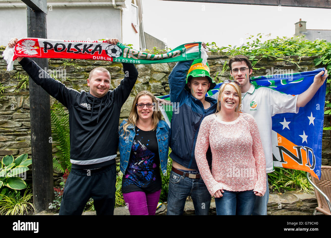 Skibbereen, West Cork, Ireland. 26th June, 2016. Ireland fans Michael Bokrs; Linda Casey; Conor McCarthy; Samantha Savage and Damien Burke, all from Skibbereen, were all smiles before watching the Ireland Vs France game in the Eldon Hotel in Skibbereen in the 2016 Euros. Credit: Andy Gibson/Alamy Live News. Stock Photo