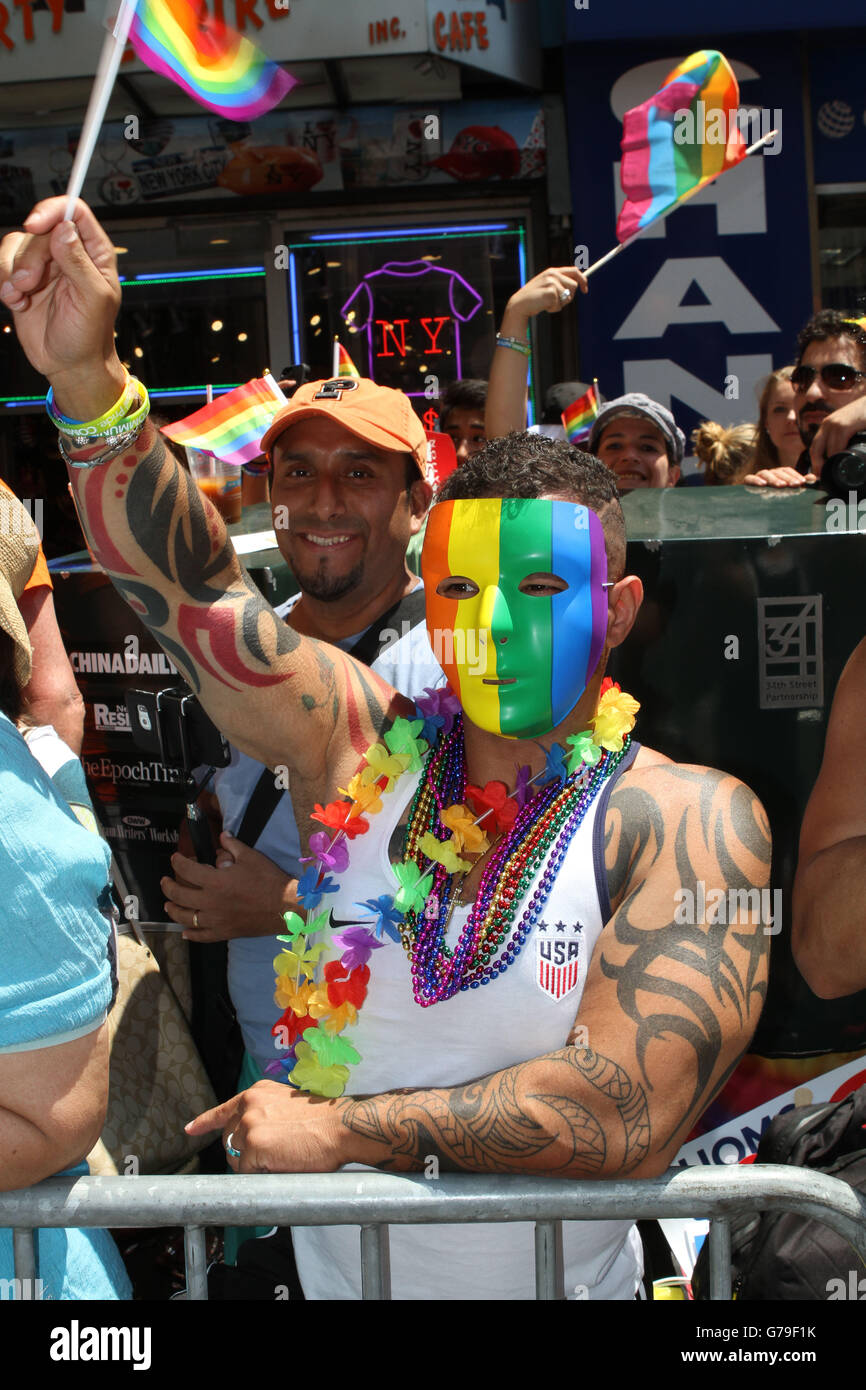 New York, New York, USA. 26th June, 2016. 46th Annual Pride Parade.The LGBT celebration had 32,000 marchers and more than 400 groups. The marchers and floats make there way down 5th ave. and end in New York City's Greenwich Village neighborhood Credit:  Bruce Cotler/Globe Photos/ZUMA Wire/Alamy Live News Stock Photo