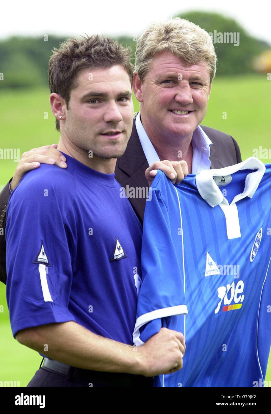 Birmingham City's new 5.5M signing David Dunn (left) with club manager Steve Bruce at the 'Blues' training ground in south Birmingham. NO UNOFFICIAL CLUB WEBSITE USE. Stock Photo