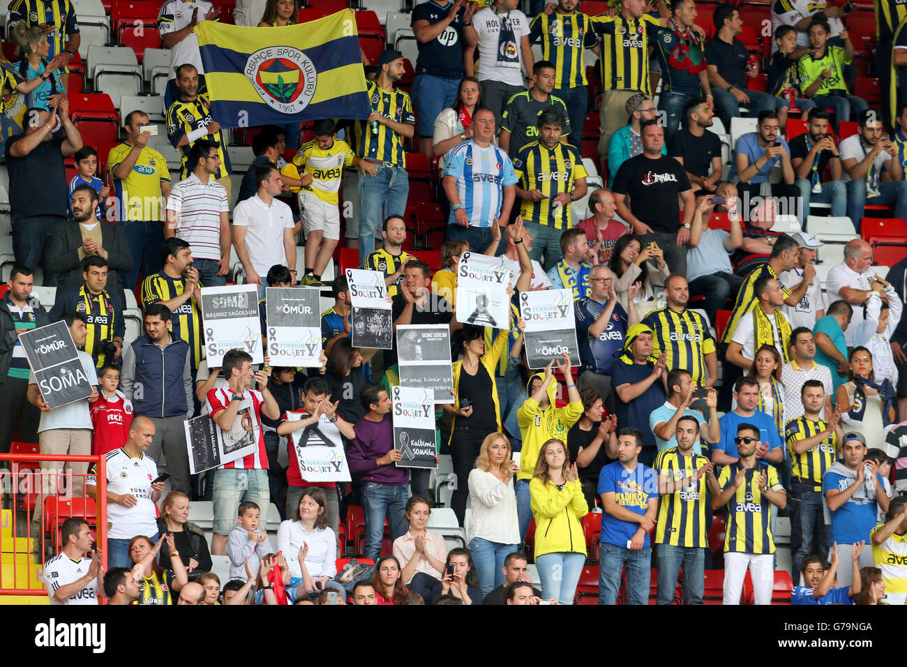 Page 2 Fans Of Fenerbahce High Resolution Stock Photography And Images Alamy