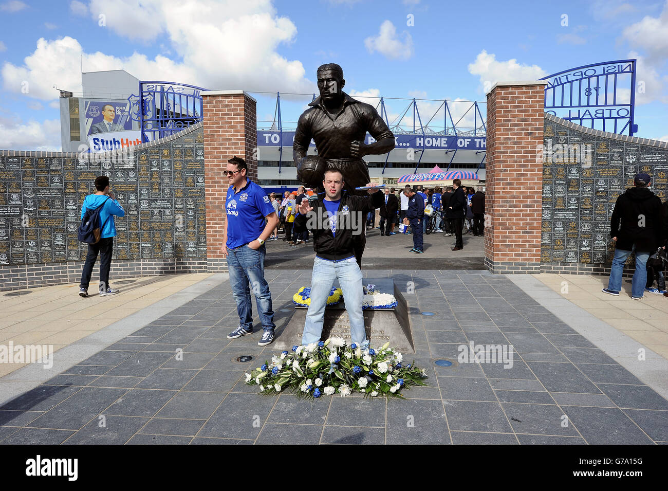 Soccer - Barclays Premier League - Everton v Arsenal - Goodison Park. Everton fans have their picture taken in front of the Dixie Dean statue Stock Photo