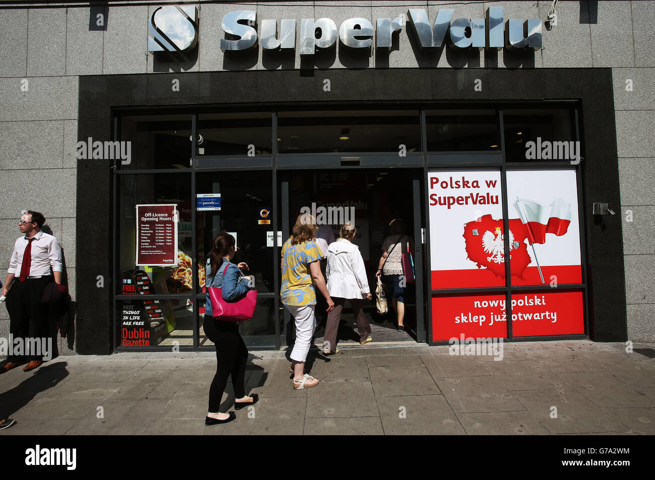 People enter a SuperValu store on Talbot Street, Dublin. Leading supermarket chain SuperValu has confirmed it ordered all stores to remove Israeli carrots from their shelves. Despite insisting it has not enforced a boycott of goods from the country, an email instruction was sent to all 232 stores last Friday saying the Chantenay variety must not be sold. Stock Photo