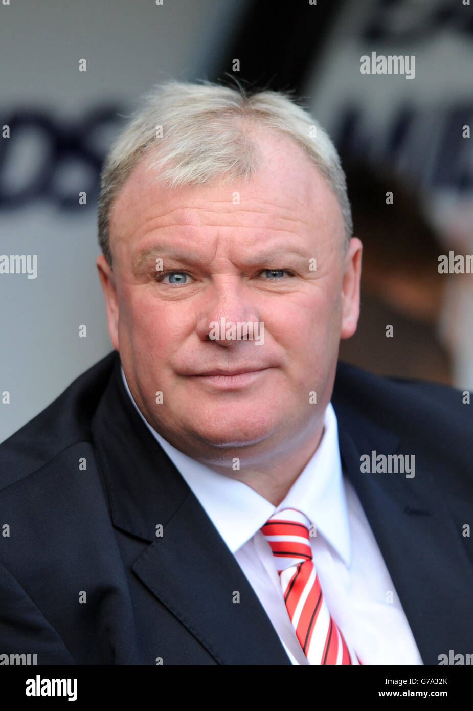 Soccer - Sky Bet Championship - Derby County v Rotherham United - iPro Stadium. Rotherham United manager Steve Evans takes his seat on the touchline before kick-off Stock Photo