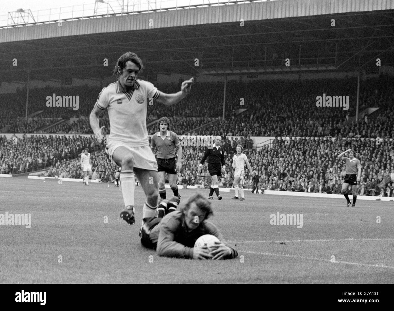 Manchester United v Leeds United. Manchester United keeper Alex Stepney ...