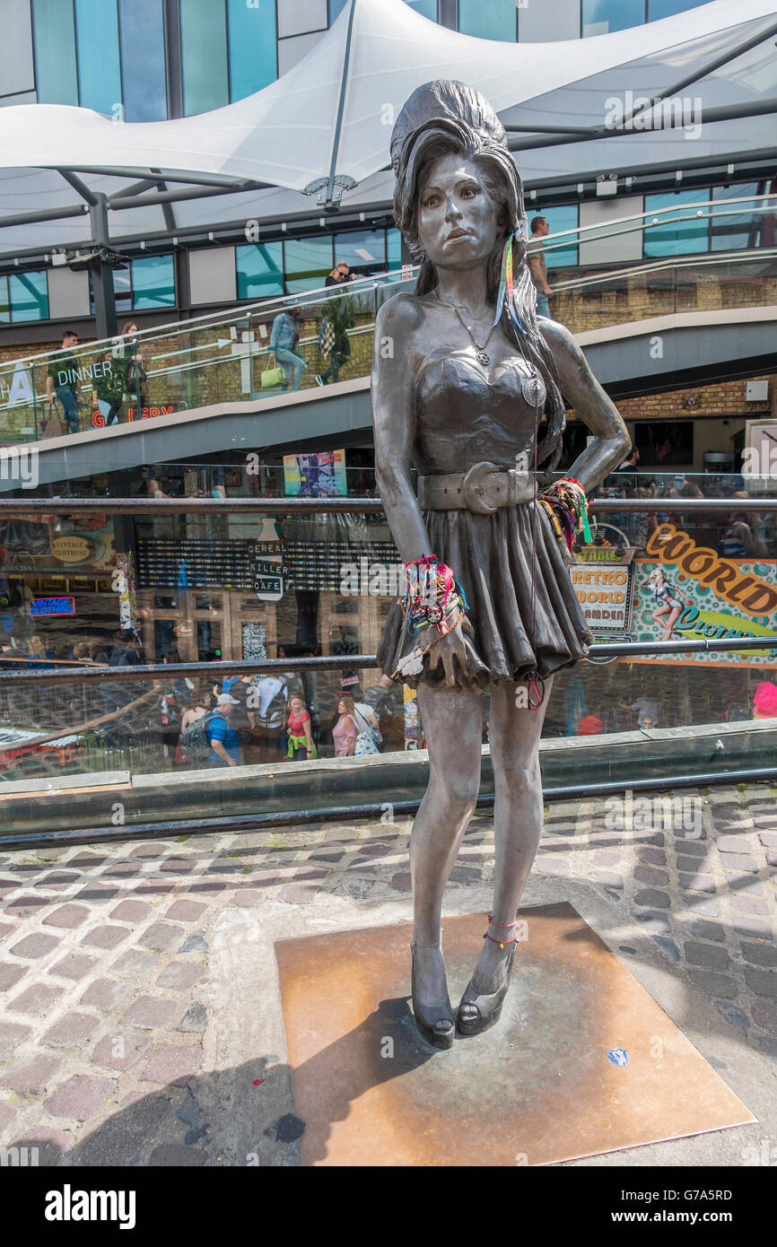 Amy Winehouse Bronze Statue by Scott Eaton Camden Market London Stock Photo
