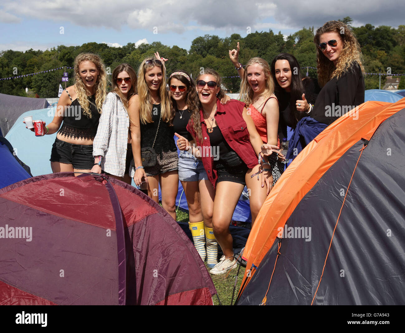 Festival Goers In A Campsite At The Reading Festival Hi res Stock festival-goers-in-a-campsite-at-the-reading-festival-hi-res-stock