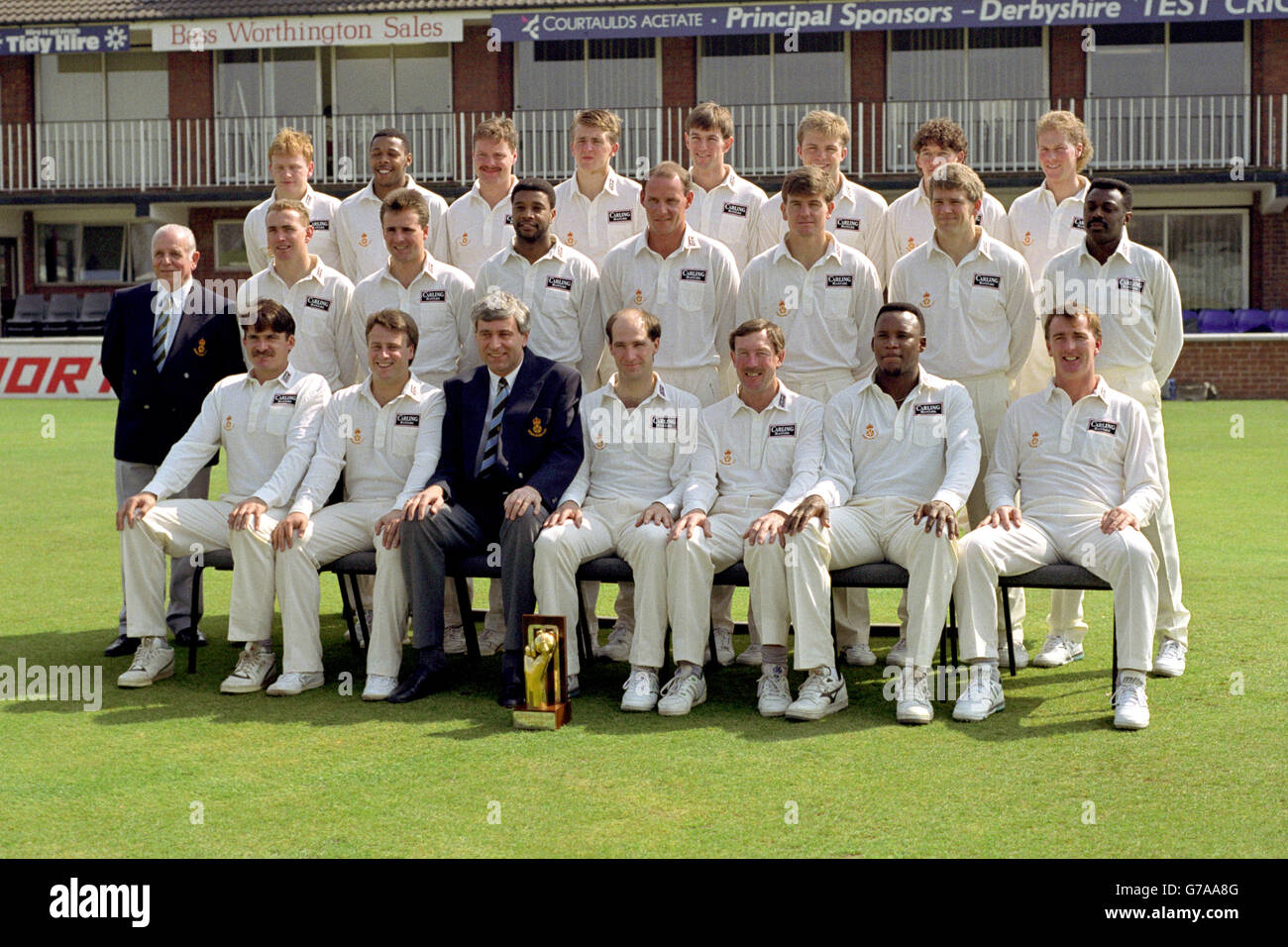 DERBYSHIRE COUNTY CRICKET CLUB PHOTOCALL. TEAM GROUP SHOT - WEARING WHITES, TRACK SUITS AND BLAZERS. Z4 Stock Photo