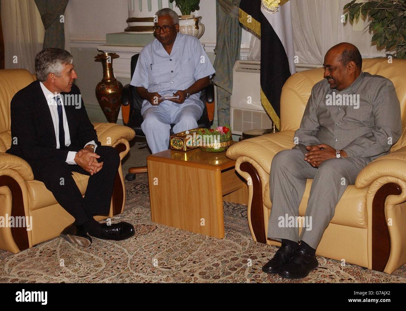 Foreign Secretary Jack Straw (left) meets with the Sudanese President Omar al-Bashir (right) at the presidential palace in Khartoum, Sudan. Foreign Secretary Jack Straw warned the Sudanese government that it must do more to protect refugees fleeing the violence in Darfur after seeing for himself the conditions in which they are living. Stock Photo