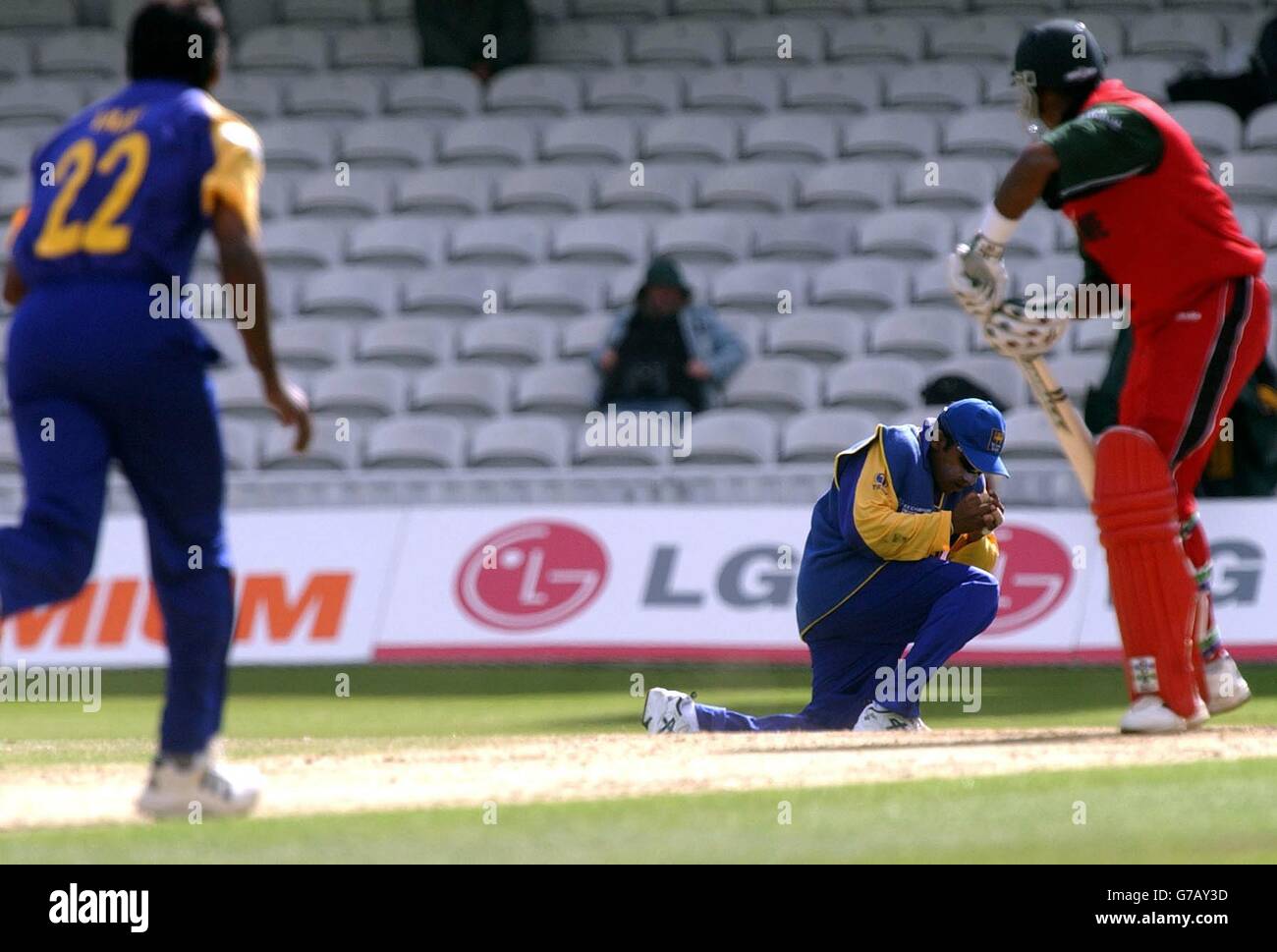 NO MOBILE PHONE USE. Sri Lanka's Tillakaratne Dilshan catches Zimbawe's Vusi Sibanda, from Chaminda Vaas'during the ICC Champions Trophy match between Sri Lanka and Zimbabwe, at the Oval, London. Stock Photo