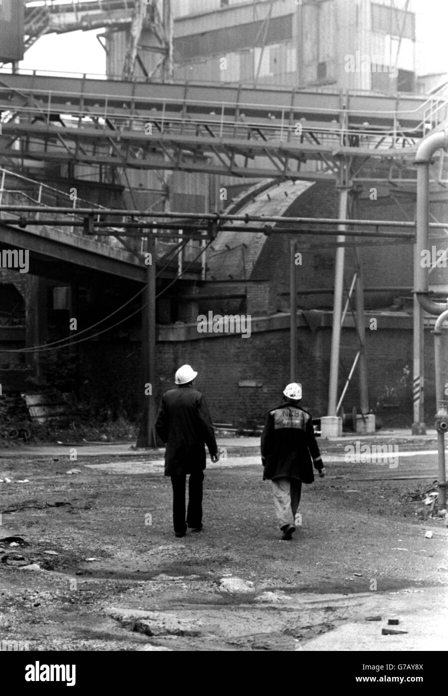 The long walk to work across the pit yard for this pair of working NUM men. Roy, a medic (left) and Bill, an electrician, at Kiveton Park Colliery, Yorkshire. Stock Photo
