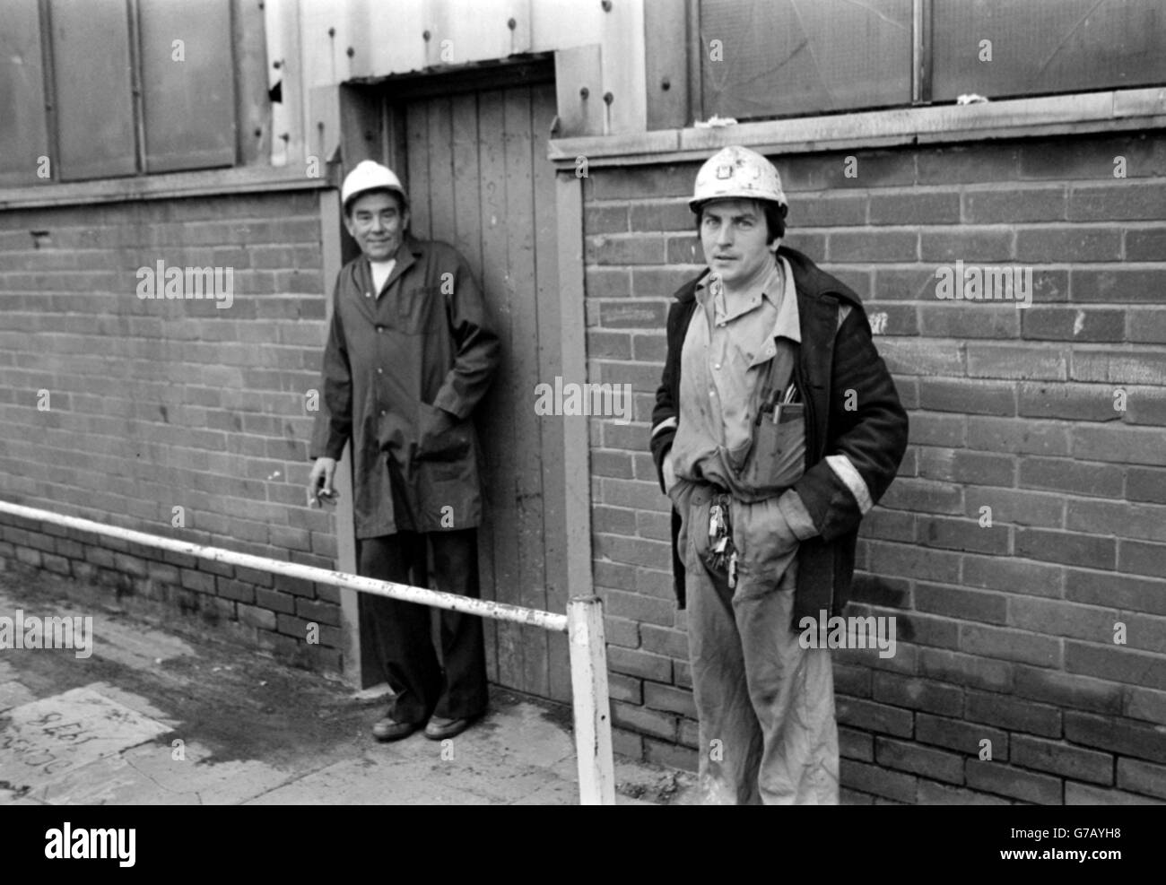 Two of the working NUM men, electrician Bill, and medic Roy (left) about to start a shift at the Kiverton Park colliery. Later a build up of about 1000 pickets was reported at Kiverton where yesterday six men joined the return to work movement. Stock Photo