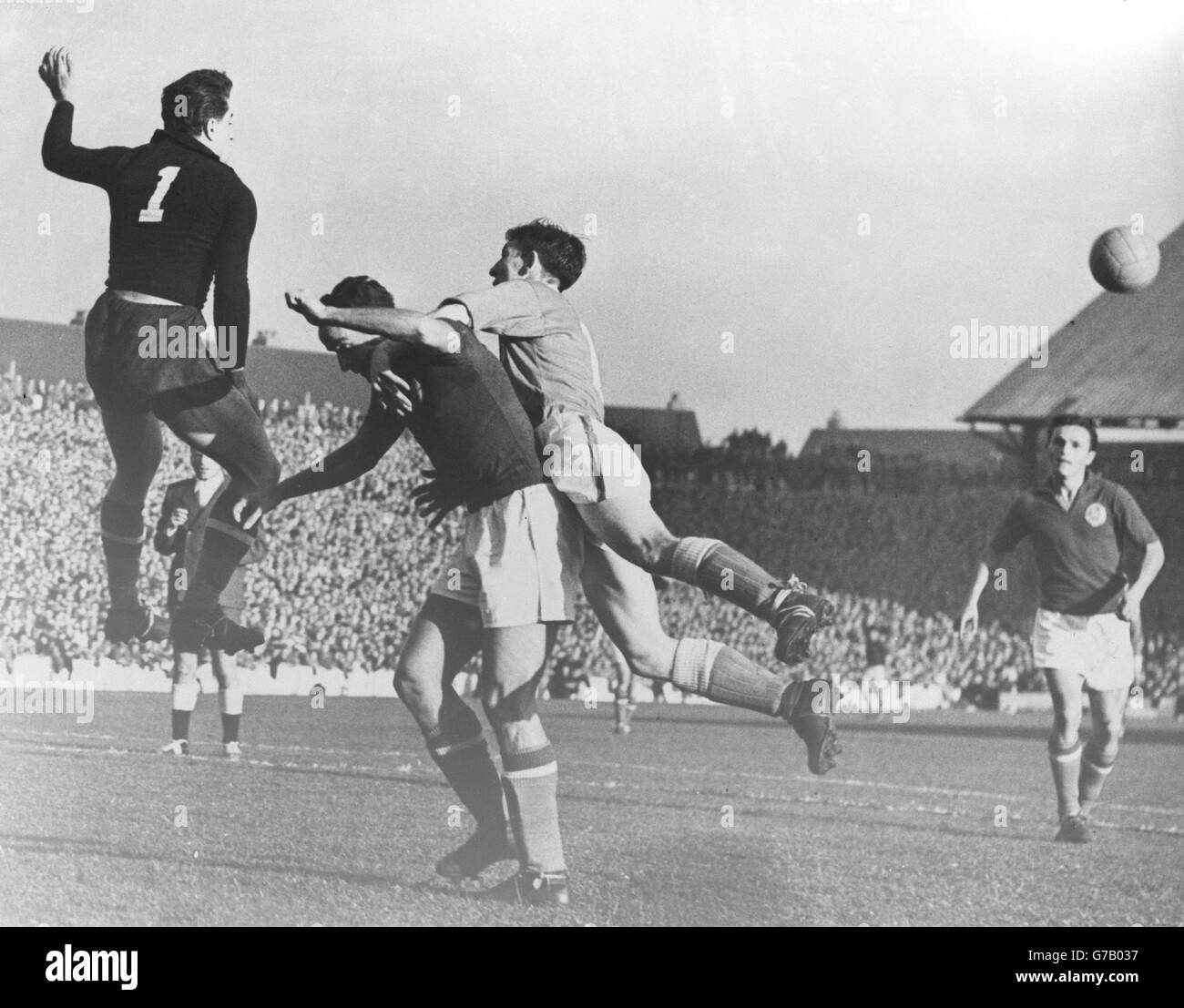 (Left to Right) Vladimir Beara (Yugoslavia goalkeeper), Ivan Horvat (Yugoslavia centre half) and Roy Paul (Wales right half) in a tussle for the ball. Stock Photo