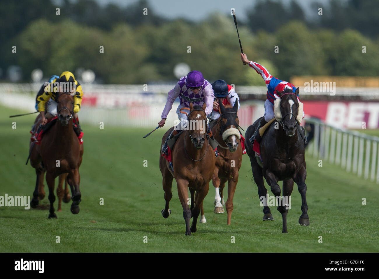 Ladies day at newbury racecourse hires stock photography and images