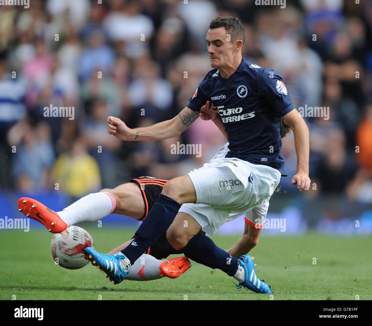 Soccer - Sky Bet Championship - Fulham v Millwall - Craven Cottage. Fulham's Scott Parker (hidden) and Milwall's Shaun Williams (front) battle for the ball. Stock Photo
