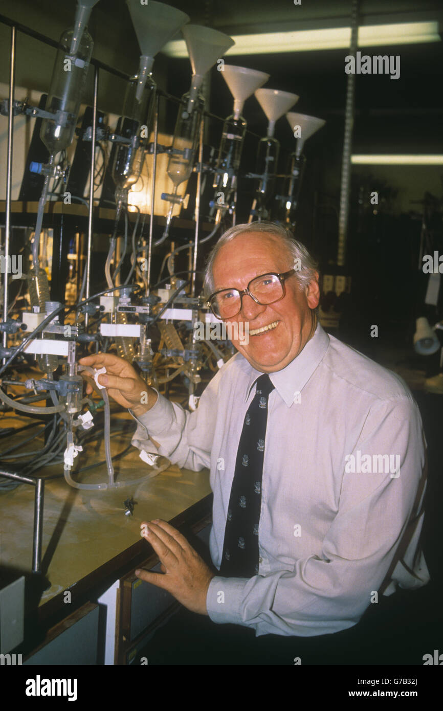 Nobel Prize winner Sir James Black in his laboratory at the Rayne Institute, South London. Stock Photo