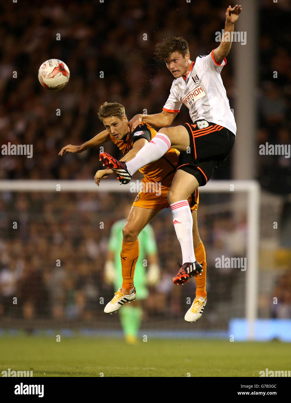 Soccer - Sky Bet Championship - Fulham v Wolverhampton Wanderers - Craven Cottage. Fulham's Cameron Burgess and Wolverhampton Wanderers' David Edwards (left) battle for the ball Stock Photo