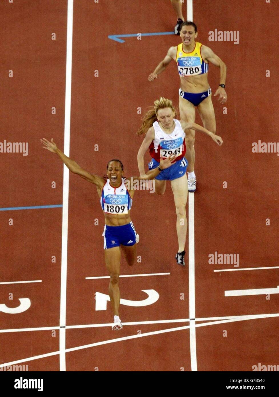 Kelly holmes wins gold in the 1500m at the olympics hires stock