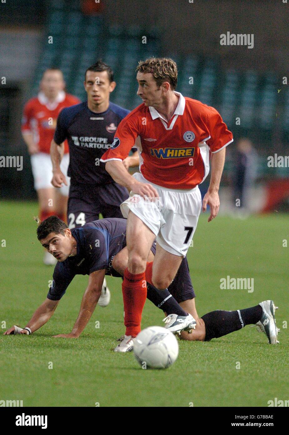 Shelbourne FC's Ollie Cahill bursts down the left wing past Lille OSC's Efstathios Tavlaridis, in the first-half of the Shelborne FC v Lille OSC UEFA Cup qualifier at Landsdowne Road, Dublin. Half-time score: Lille lead 2-0. Stock Photo