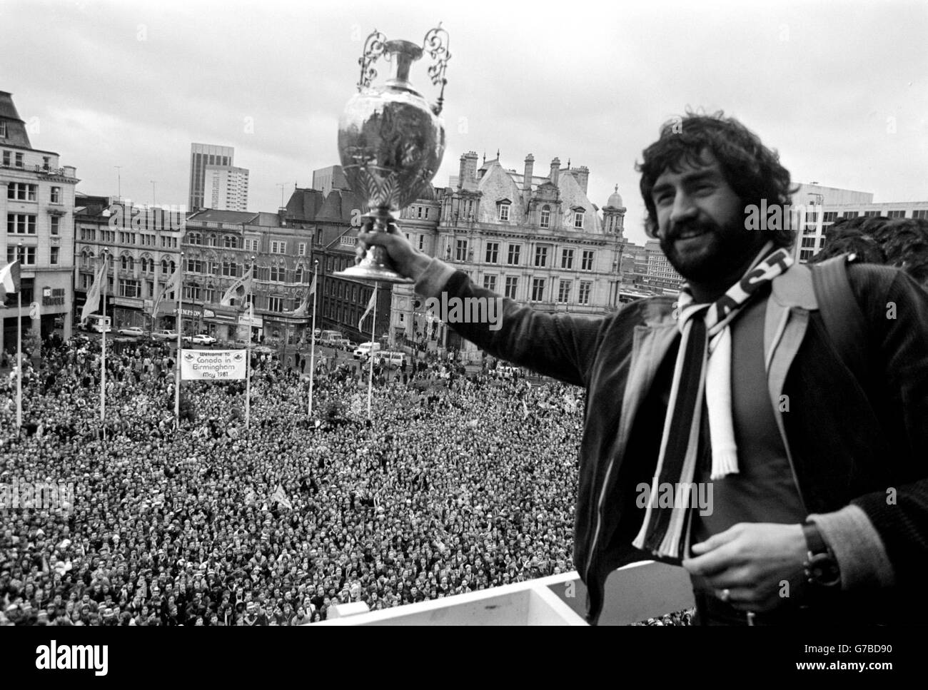 Aston Villa's captain Dennis Mortimer shows the trophy to a crowd of thousands outside the Birmingham Town Hall. Aston Villa won the league championship for the first time since 1910. Stock Photo