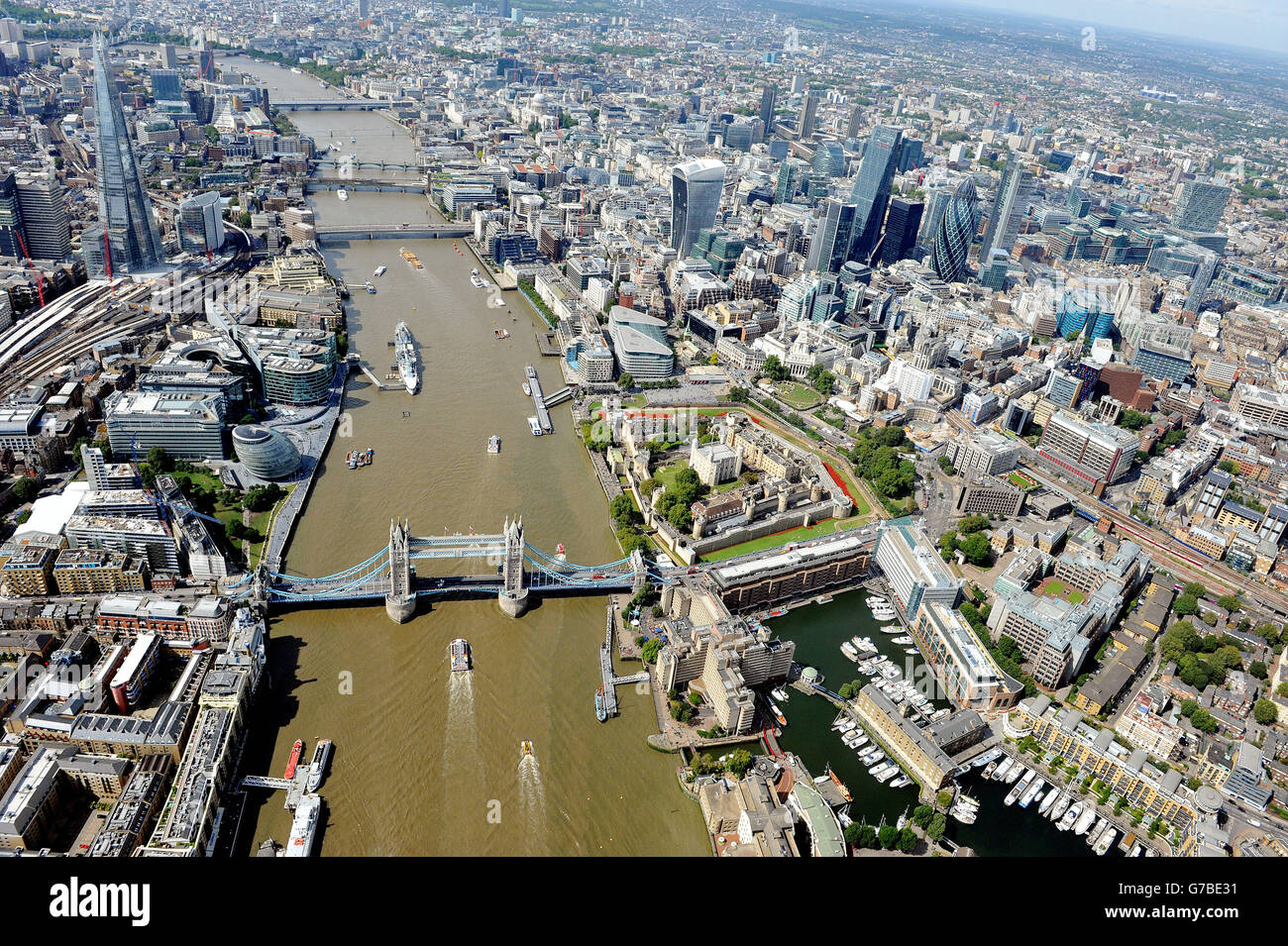 Uk rising. Лондон умный город. Инфраструктура Лондона. Лондон Сити. Лондон весной.