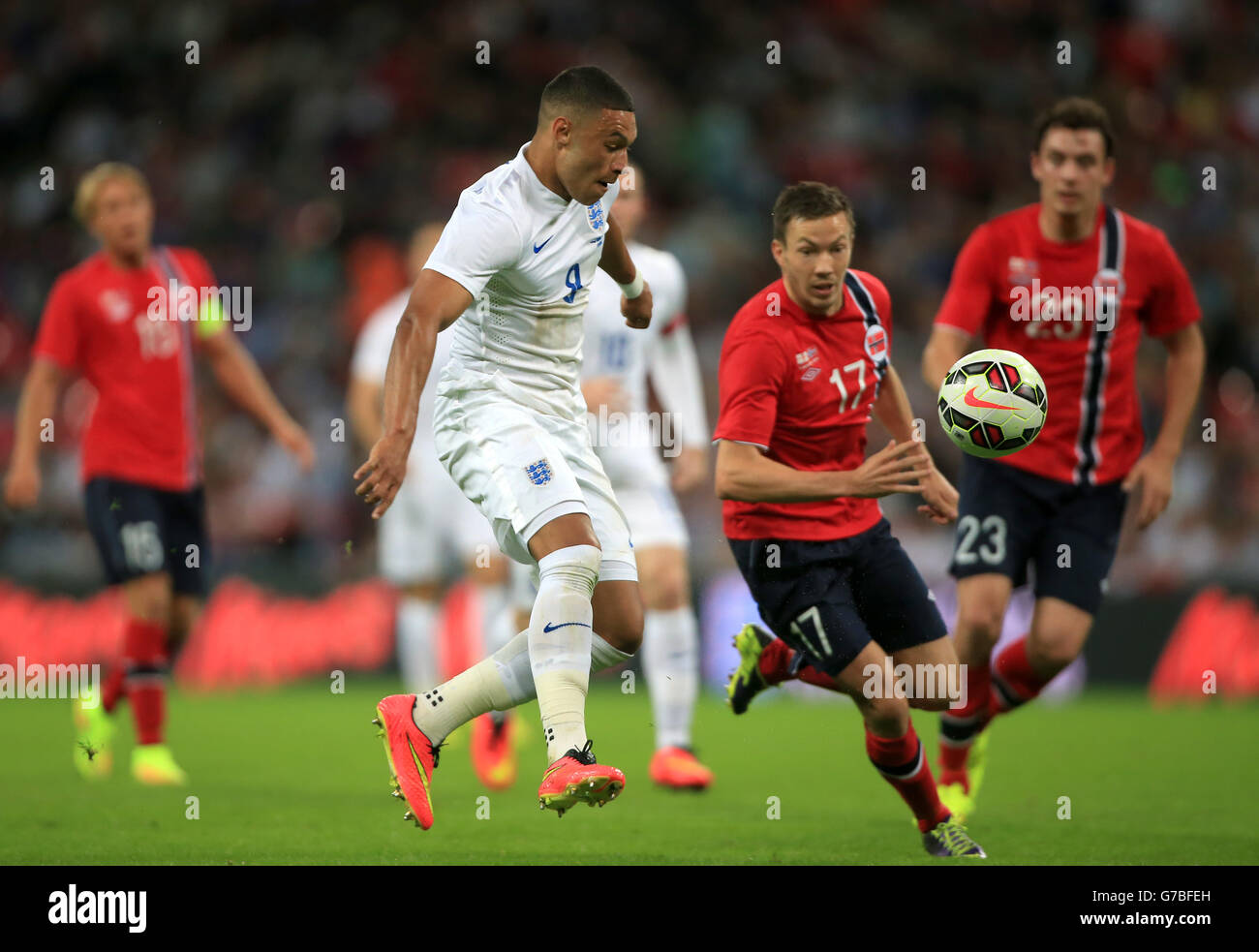 England's Alex Oxlade-Chamberlain (left) and Norway's Martin Linnes (right) battle for the ball the International Friendly at Wembley Stadium, London. PRESS ASSOCIATION Photo. Picture date: Wednesday September 3, 2014. See PA story SOCCER England. Photo credit should read: Nick Potts/PA Wire. Stock Photo