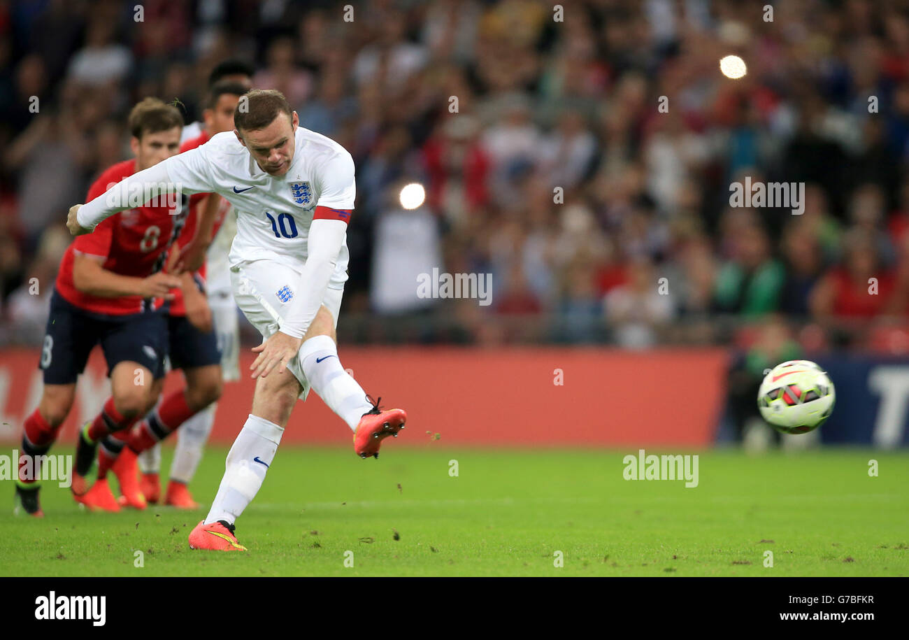 England's Wayne Rooney scores his side's first goal of the game from the penalty spot during the International Friendly at Wembley Stadium, London. PRESS ASSOCIATION Photo. Picture date: Wednesday September 3, 2014. See PA story SOCCER England. Photo credit should read: Nick Potts/PA Wire. Stock Photo