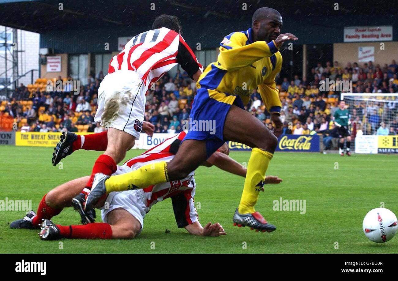 Torquay's Tony Bedeau goes past two Brentford defenders during their Coca Cola League One match at Plainmoor, Torquay, Saturday, September 11, 2004. NO UNOFFICIAL CLUB WEBSITE USE. Stock Photo