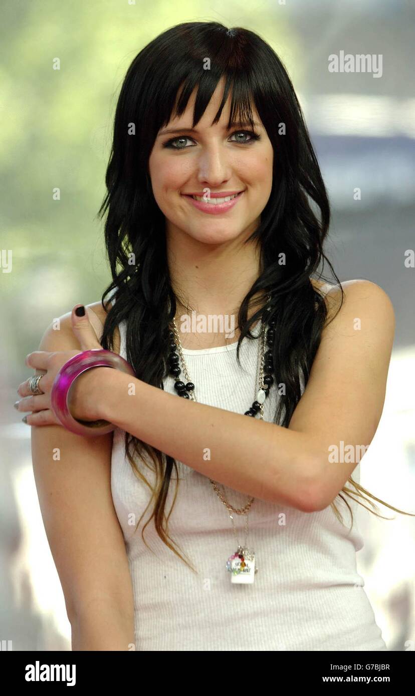 US singer Ashlee Simpson (sister of Jessica Simpson) during her guest appearance on MTV's TRL - Total Request Live - show, at the new studios in Leicester Square, central London. Stock Photo