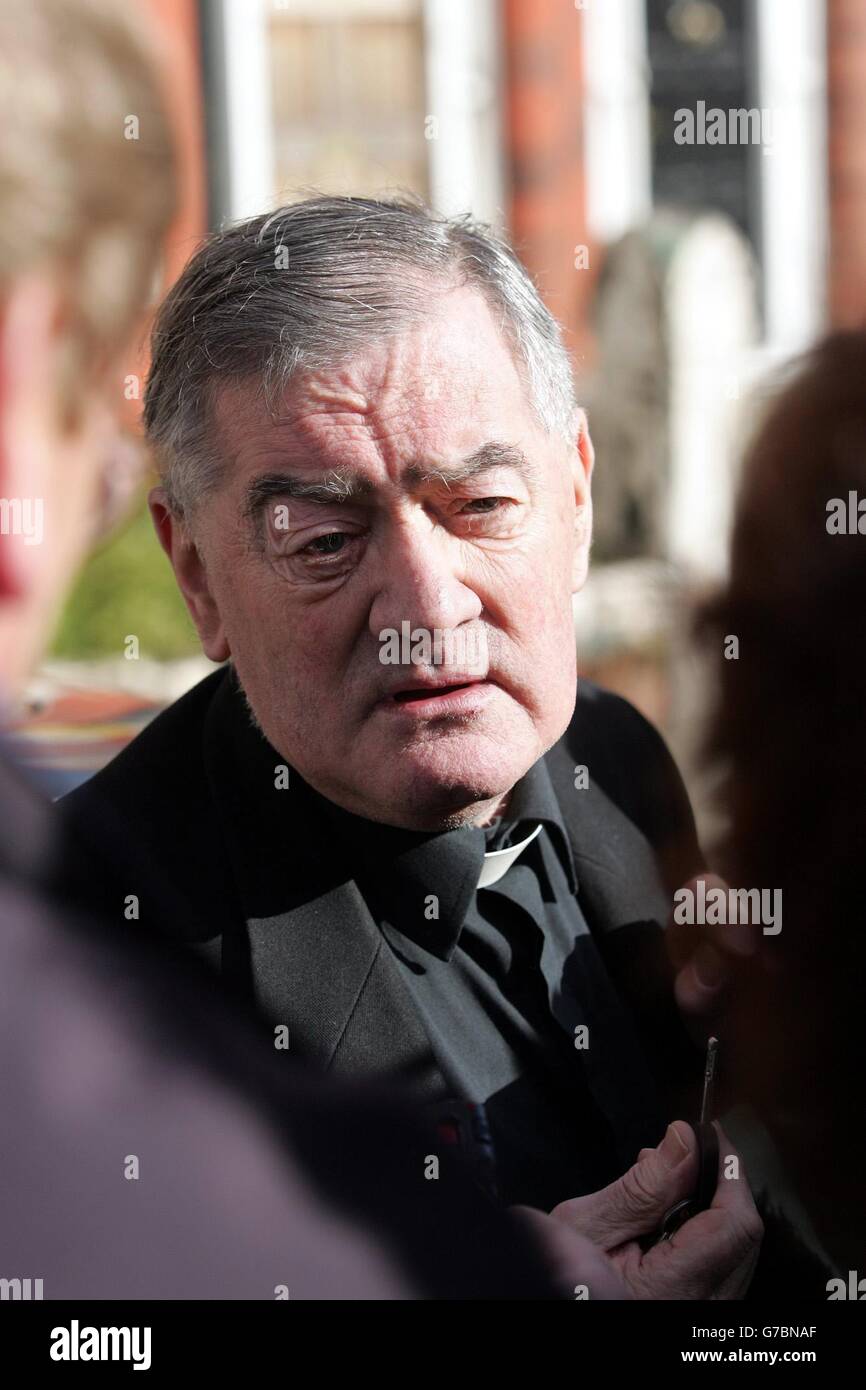 Father John Thompson speaks to reporters outside the home of Elizabeth Bigley, mother of Ken Bigley who is being held hostage in Iraq. Stock Photo