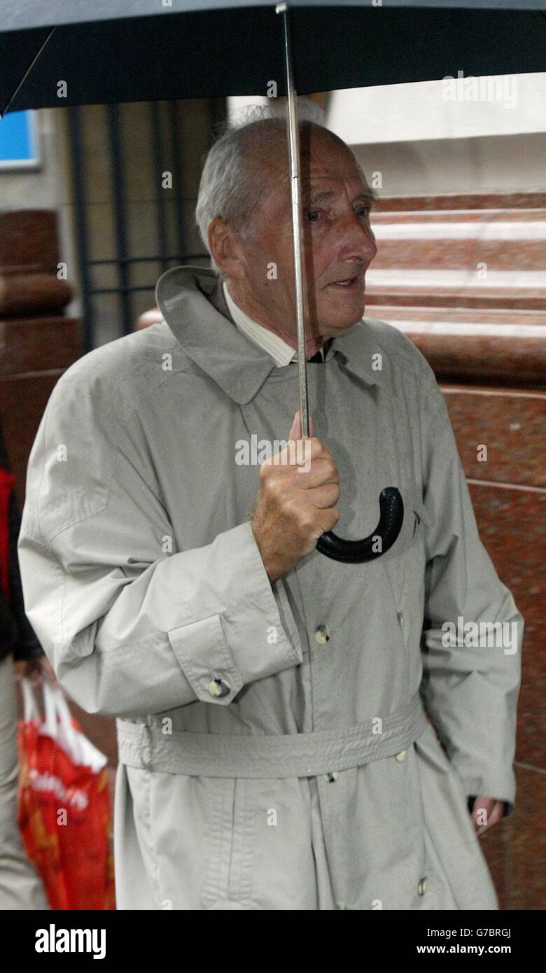 Dr David Bee, a retired pathologst, arrives at the GMC in Manchester. An investigation is being held into a post mortem examination on one of Dr Harold Shipman's patients. *29/09/04: Hospital consultant Dr David Lyle Bee, 74, who carried out a post mortem examination of a patient given a lethal morphine injection by Harold Shipman and who has been cleared of serious professional misconduct. The General Medical Council, sitting in Manchester, found that Dr Bee did make mistakes during the post mortem examination but they did not amount to serious professional misconduct. Stock Photo