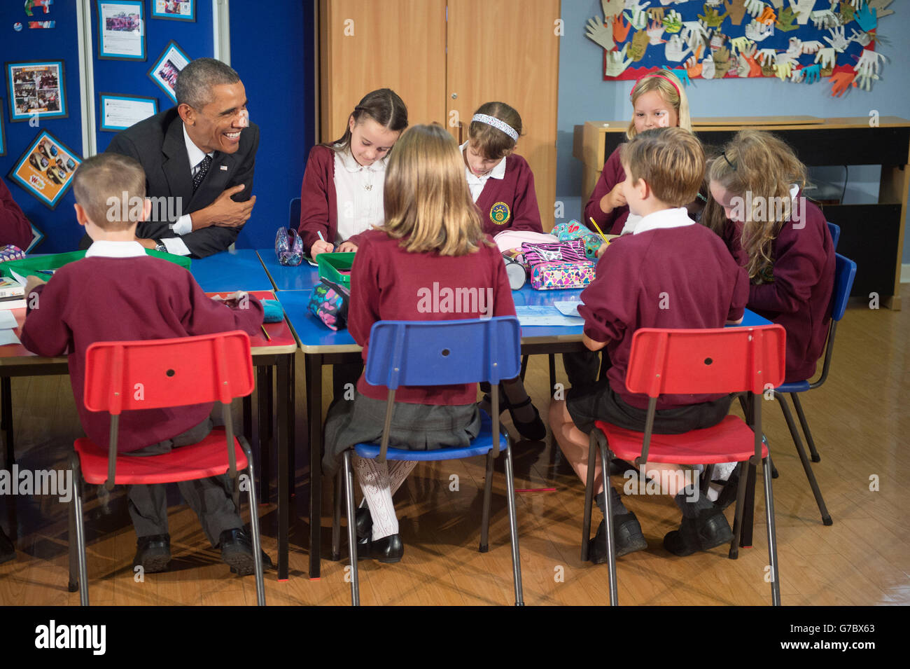 US President Barack Obama meeta children at Mount Pleasant Primary School in Newport, Wales, before attending a two-day NATO summit at Celtic Manor Resort. Stock Photo