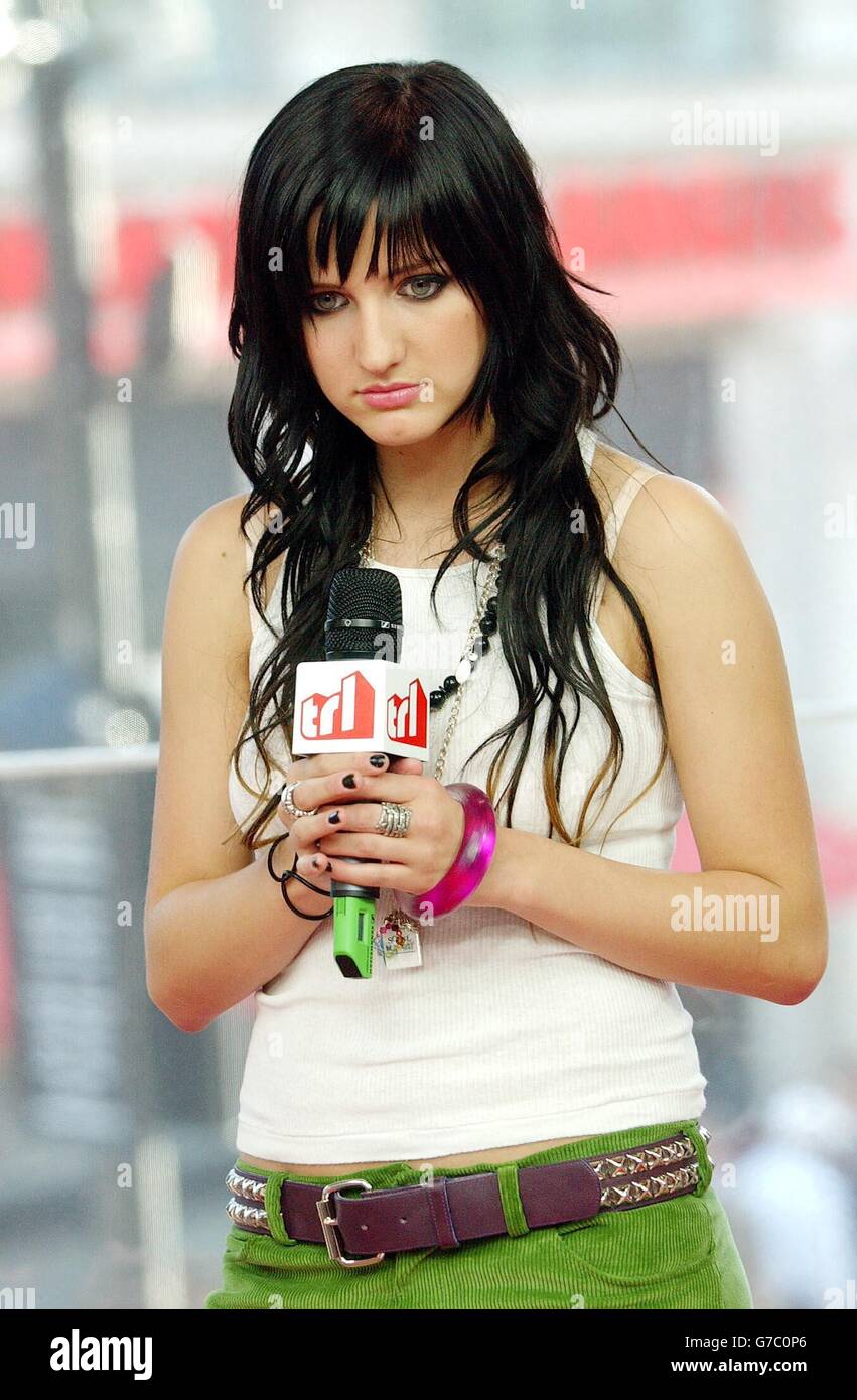US singer Ashlee Simpson (sister of Jessica Simpson) during her guest appearance on MTV's TRL - Total Request Live - show, at the new studios in Leicester Square, central London. Stock Photo