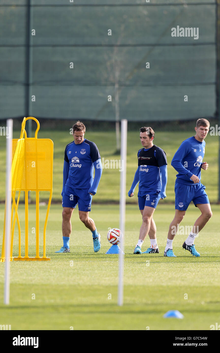 Everton's Phil Jagielka, Leighton Baines and John Stones (left to right) during a training session at Finch Farm, Liverpool. PRESS ASSOCIATION Photo. Picture date: Wednesday September 17, 2014. See PA story SOCCER Everton. Photo credit should read: Peter Byrne/PA Wire. Stock Photo