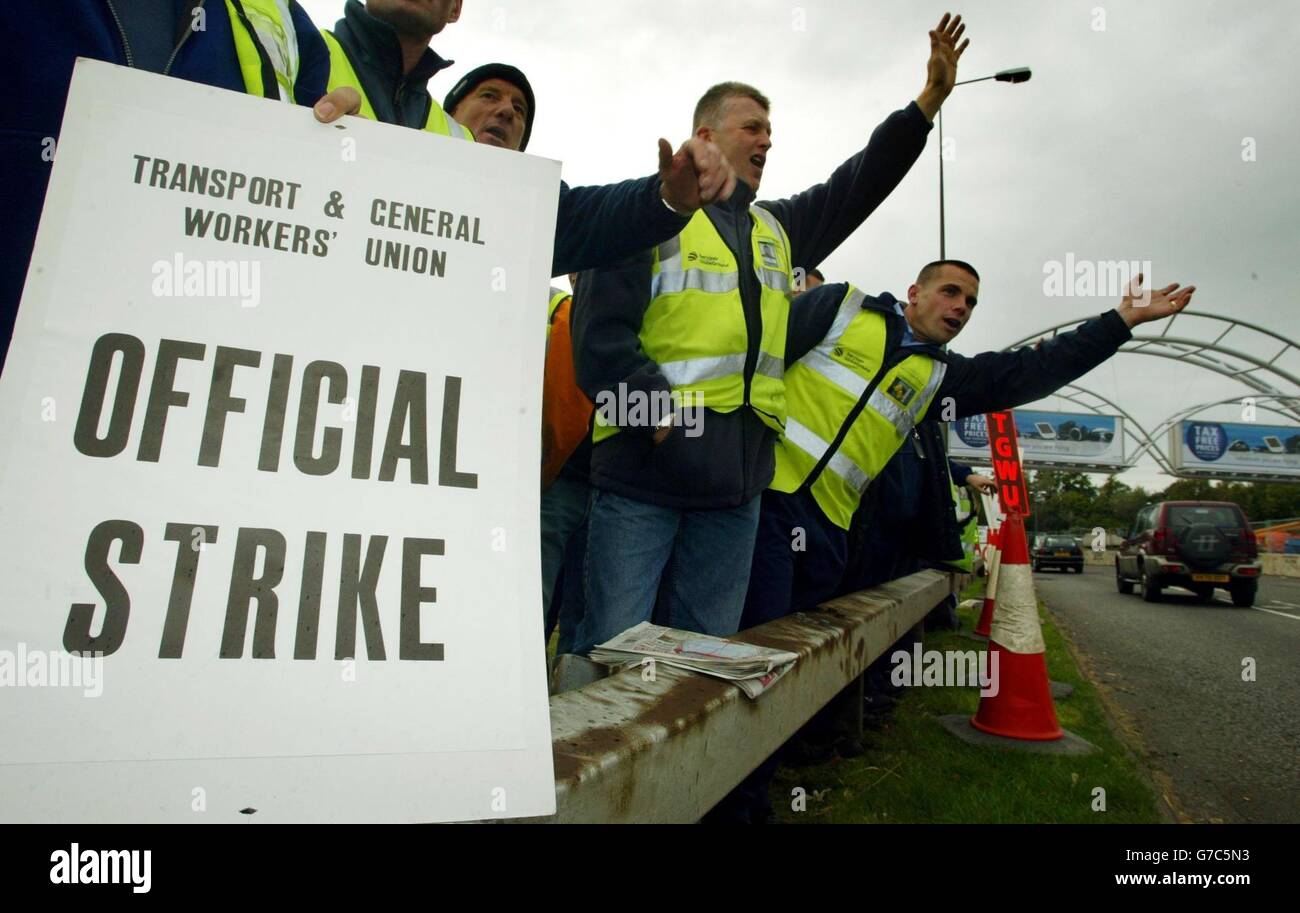 Baggage handlers 24hour strike Stock Photo Alamy