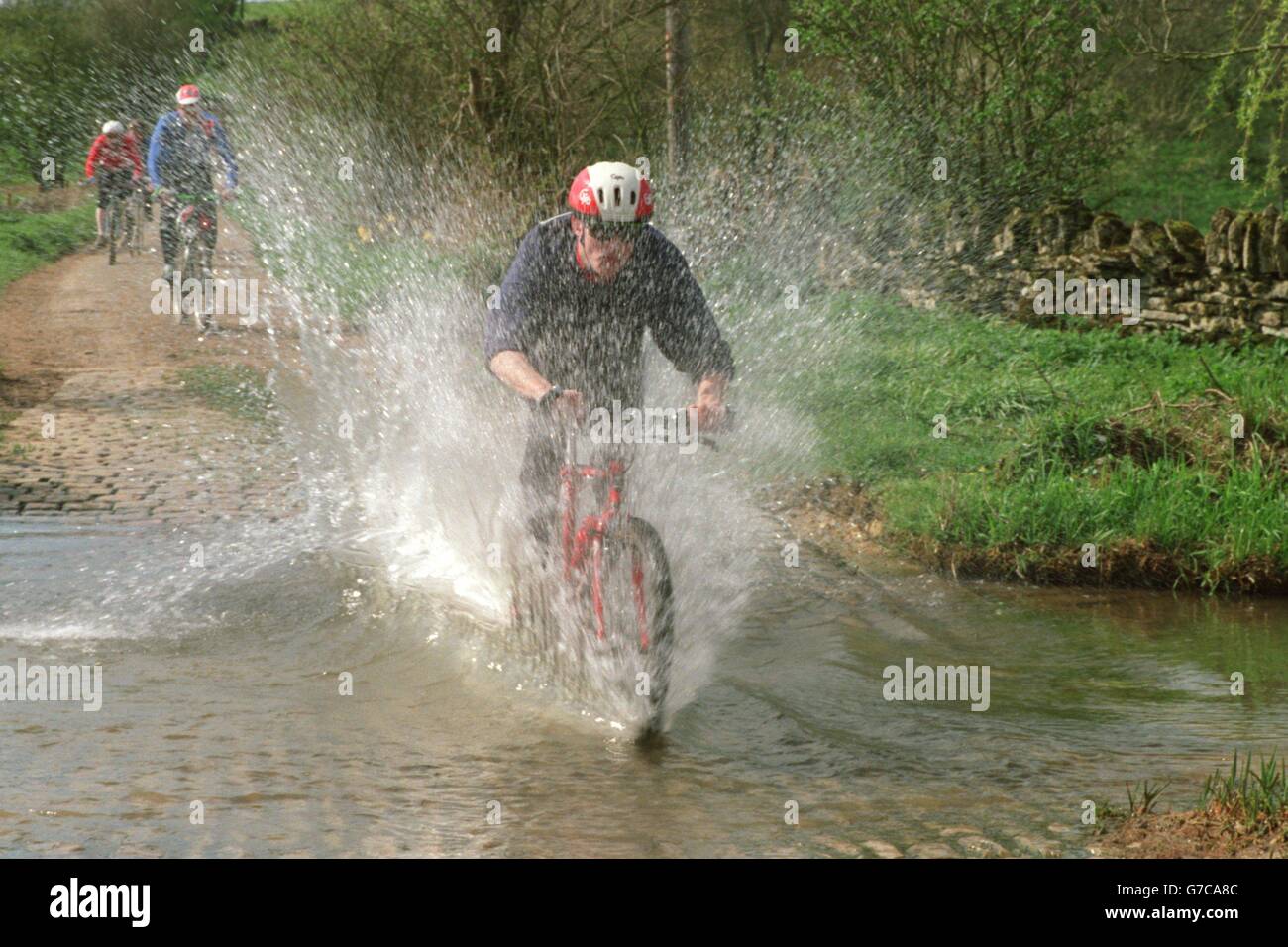 HELL OF THE NORTH COTSWOLDS, GLOS. A RIDER GOING THROUGH A